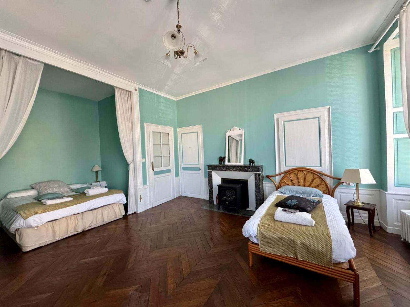 L'Escapade Place Voltaire Vermenton Номер фото