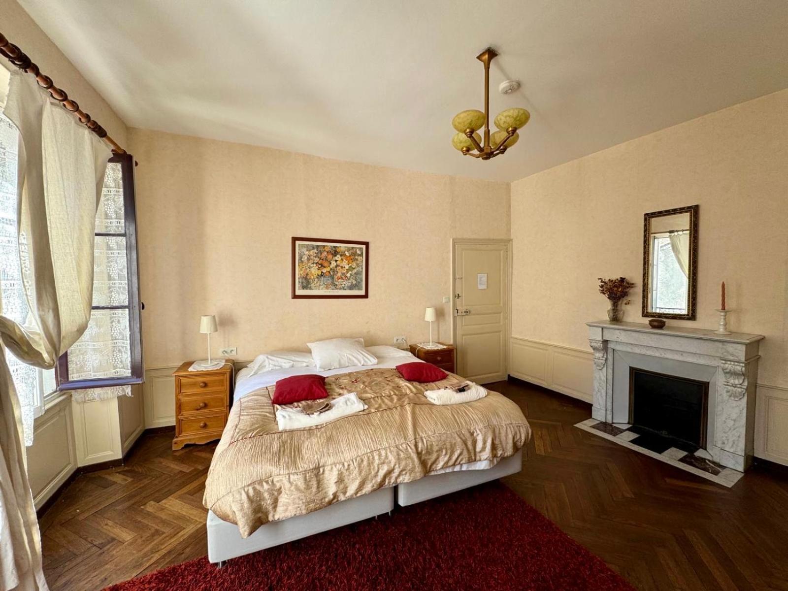 L'Escapade Place Voltaire Vermenton Номер фото