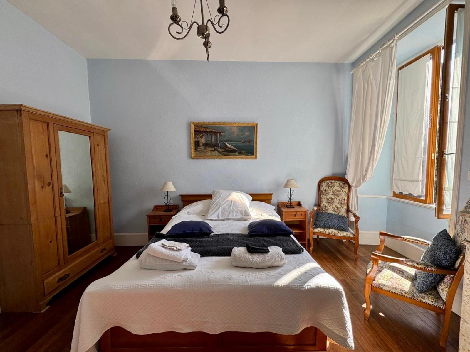 L'Escapade Place Voltaire Vermenton Номер фото