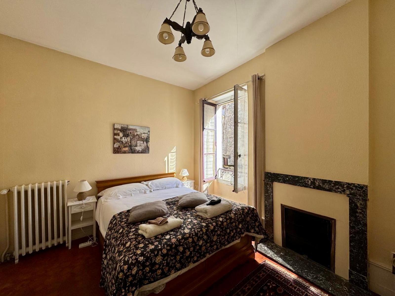 L'Escapade Place Voltaire Vermenton Номер фото